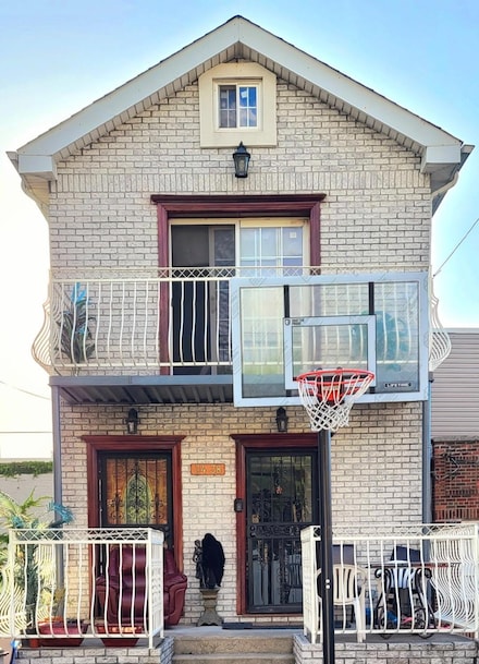 3438 12th St, Astoria, NY 11106