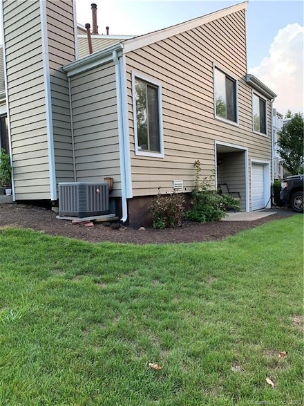 127 Peddlers Dr, Branford, CT 06405