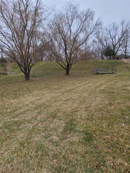 10304 NW River Hills Dr, Parkville, MO 64152