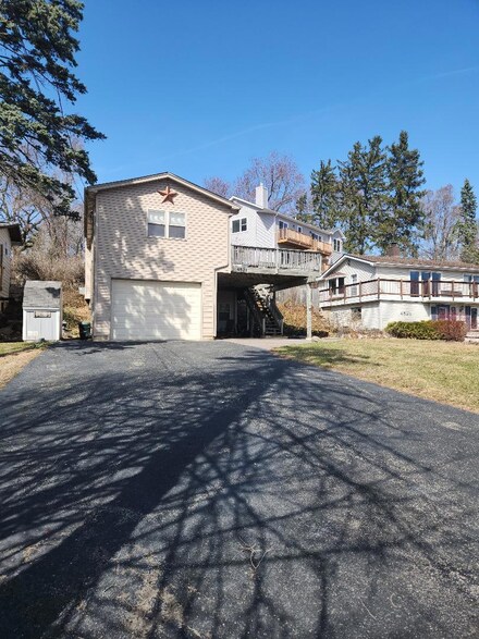 4521 W Lake Shore Dr, Wonder Lake, IL 60097