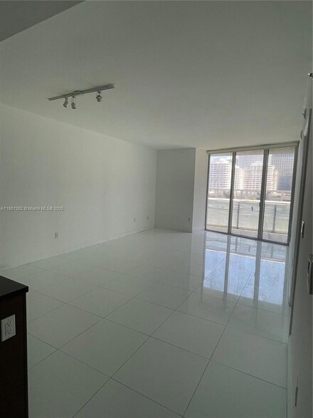 495 Brickell Ave Unit 807, Miami, FL 33131
