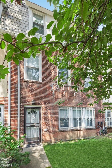 68-11 Dartmouth St, Flushing, NY 11375