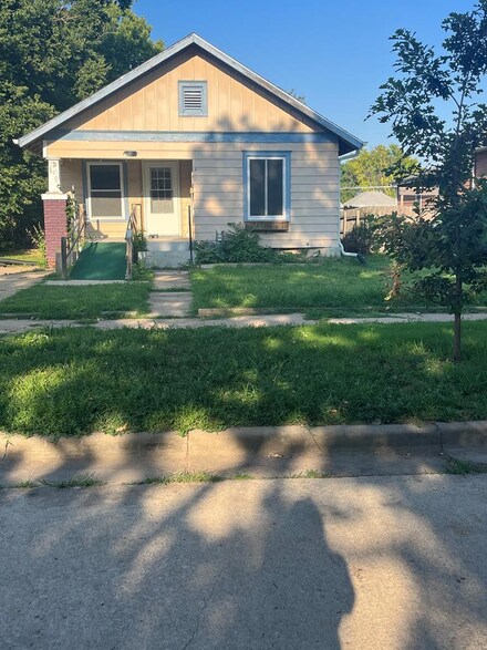 230 N Columbia Ave, Salina, KS 67401