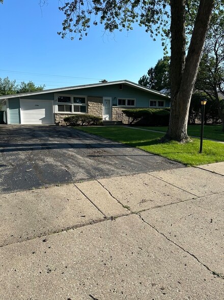 1704 Avalon Ave, Joliet, IL 60435