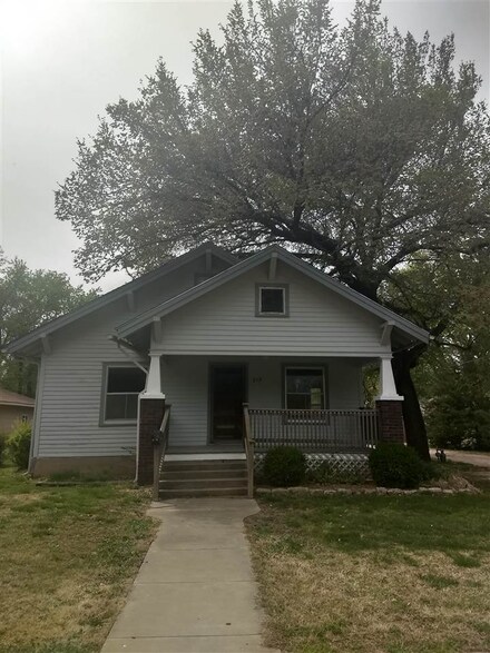219 E 5th St, Halstead, KS 67056