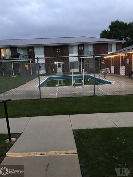 1507 W 3rd St Unit 2B, Vinton, IA 52349