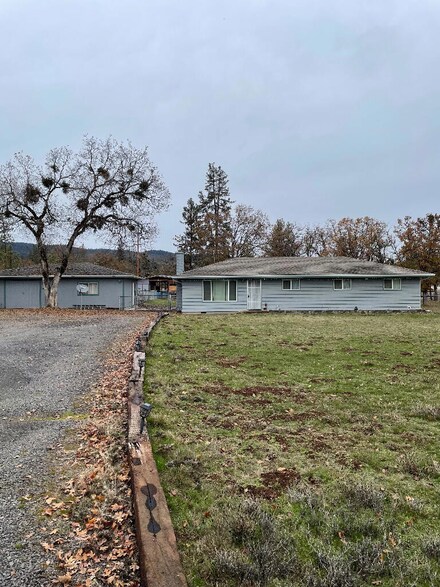 6355 Rogue River Dr, Shady Cove, OR 97539