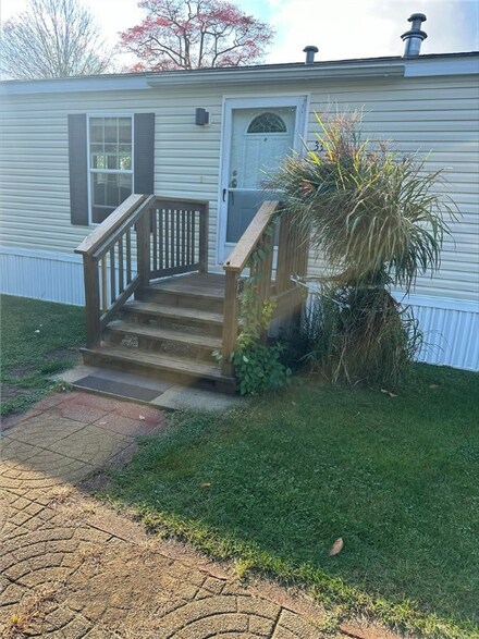 33 Hemlock Rd, Chepachet, RI 02814