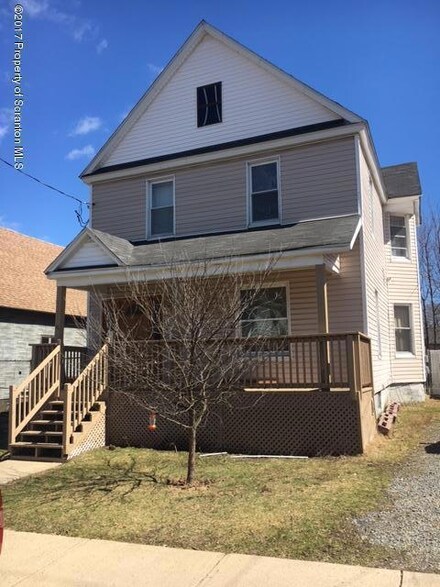 704 Madison Ave, Jermyn, PA 18433