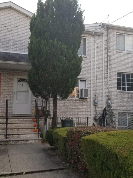 84 Beach St, Staten Island, NY 10304