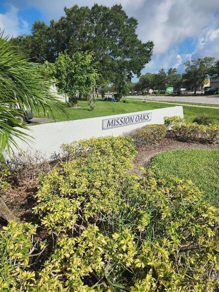 13712 Mission Oaks Blvd, Seminole, FL 33776