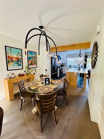 2423 Los Patos Dr, Palm Springs, CA 92264