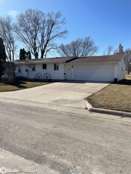 11 Giesking St NE, Titonka, IA 50480