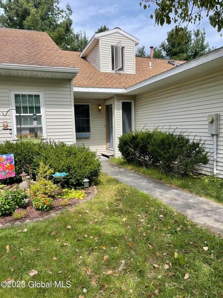 7045 Suzanne Ln, Schenectady, NY 12303