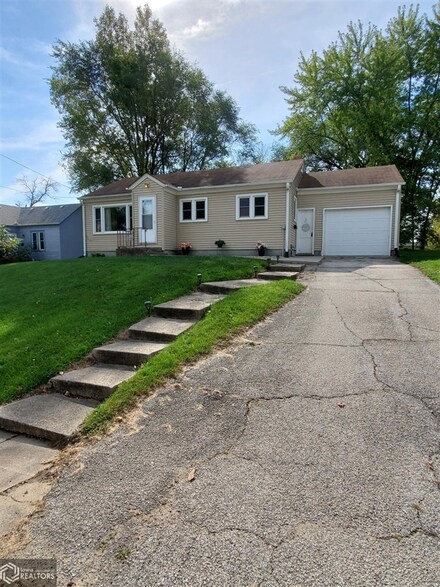 705 11th Ave, Eldora, IA 50627