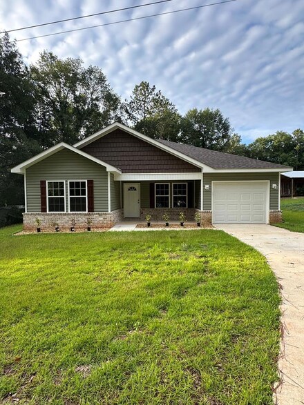 916 County Road 60, Skipperville, AL 36374