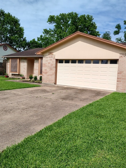 1041 Crossing Rd, Angleton, TX 77515