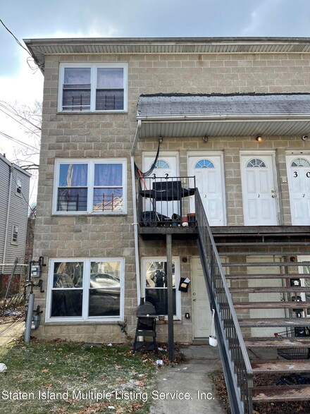 32 Pine St, Staten Island, NY 10301
