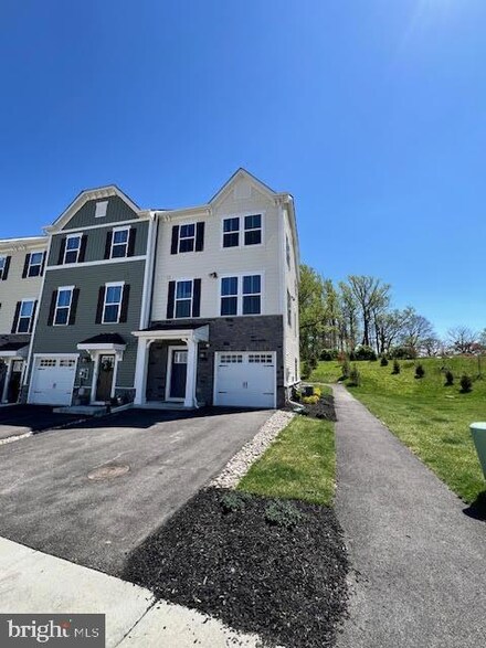 112 Glory Maple Ln, Downingtown, PA 19335
