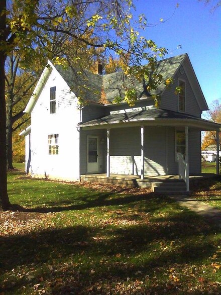 210 W Lake St, Laketon, IN 46943