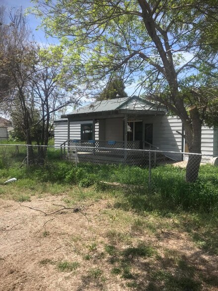 104 Central Ave W, Fairfield, MT 59436