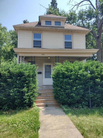 1231 S Maple Ave, Freeport, IL 61032
