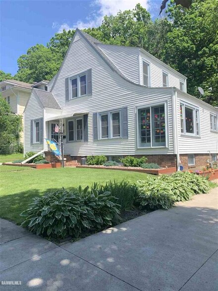 114 N Park St, Savanna, IL 61074