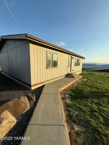 64 Correy Ln, Yakima, WA 98901