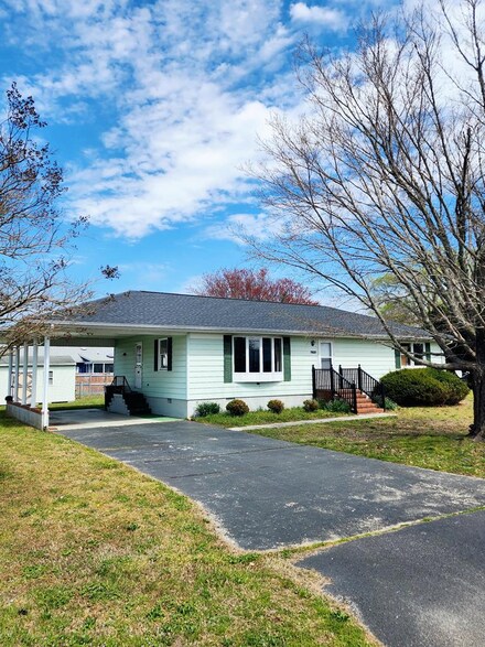 6283 Chester Park Dr, Chincoteague Island, VA 23336