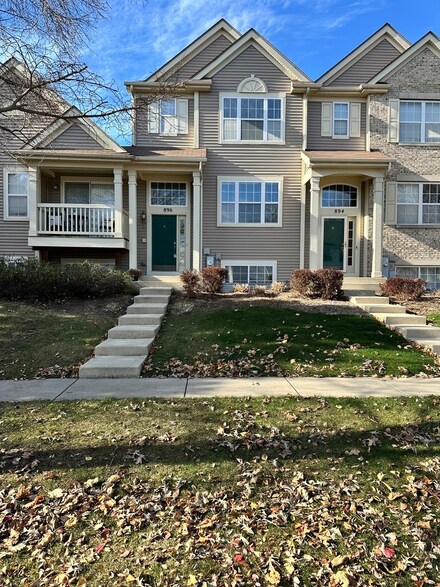896 Emerald Dr, Pingree Grove, IL 60140