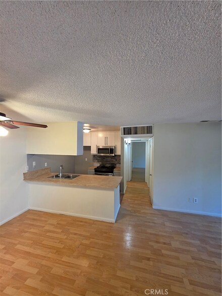 8601 International Ave Unit 104, Canoga Park, CA 91304