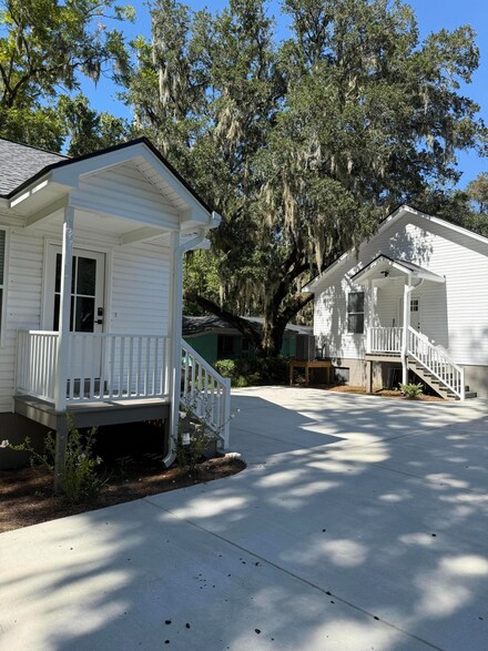 677 & 679 Bear Swamp Rd, Johns Island, SC 29455