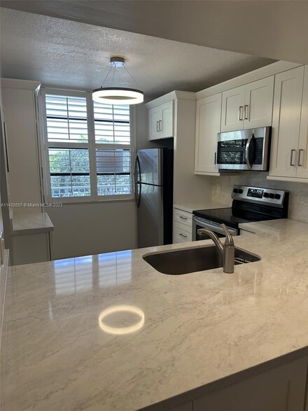 1709 Whitehall Dr Unit 402, Davie, FL 33324