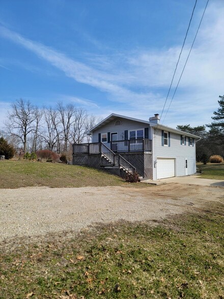 1030 N 33rd St, Galesburg, MI 49053