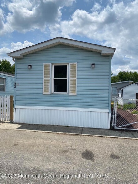 52 Pine Creek Village, Hazlet, NJ 07730