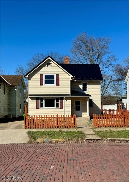 361 S 3rd St, Coshocton, OH 43812