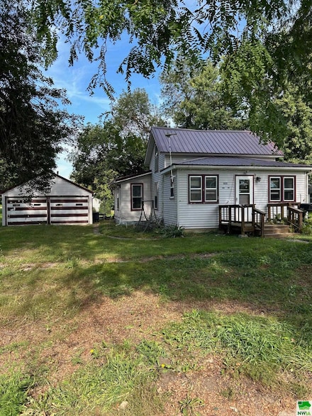 103 W 3rd St, Lake Park, IA 51347