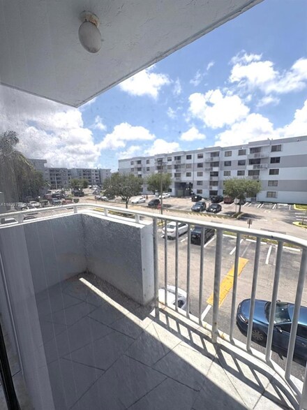 8261 NW 8th St Unit 334, Miami, FL 33126