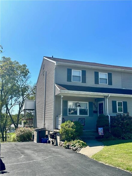 907 Lenape Cir, Catasauqua, PA 18032