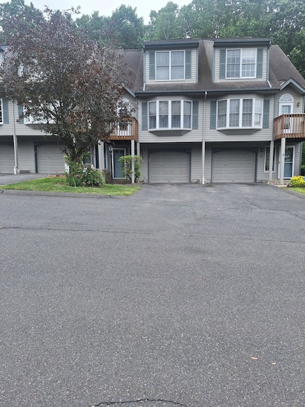 67 Fox Hollow Dr, Windsor Locks, CT 06096