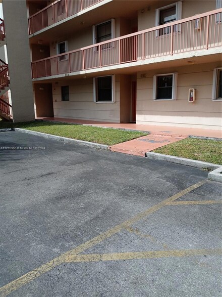 10253 NW 9th St Cir Unit 102-6, Miami, FL 33172