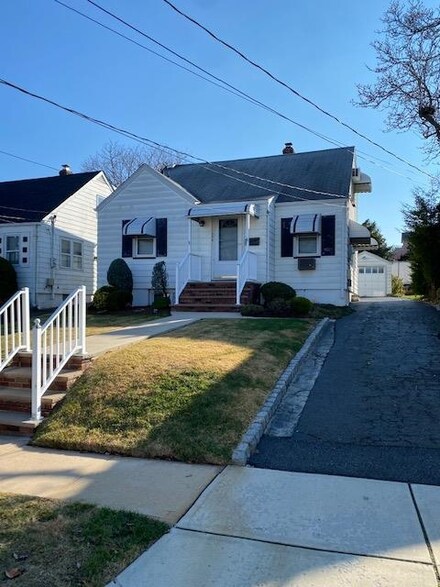 776 Chase Ave, Lyndhurst, NJ 07071