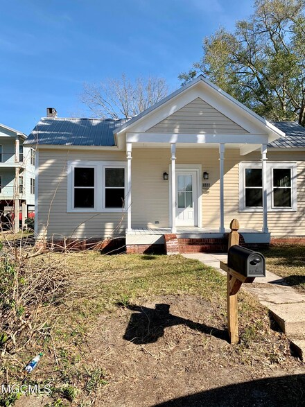 5006 Arthur St, Moss Point, MS 39563