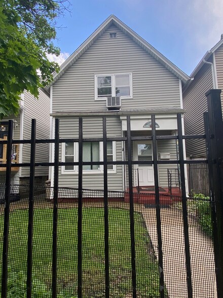 3321 W Dickens Ave, Chicago, IL 60647