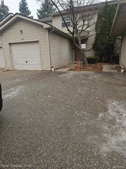 4885 Oak Hill Dr Unit 20, Waterford, MI 48329
