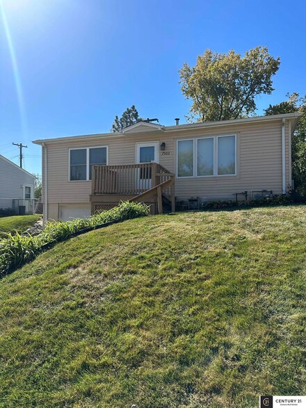7502 Terry Dr, La Vista, NE 68128