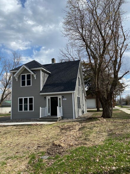 207 NW Park Ave, Elysian, MN 56028