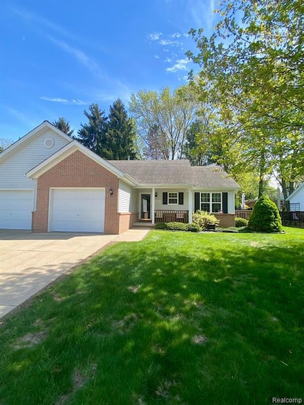 7766 E Ridge Dr, Almont, MI 48003