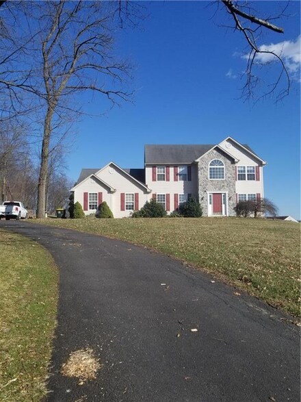 4581 Lovers Ln, Slatington, PA 18080