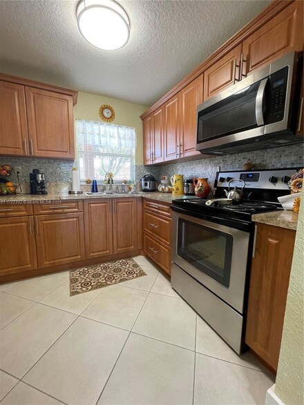 9041 Sunrise Lakes Blvd Unit 108, Sunrise, FL 33322